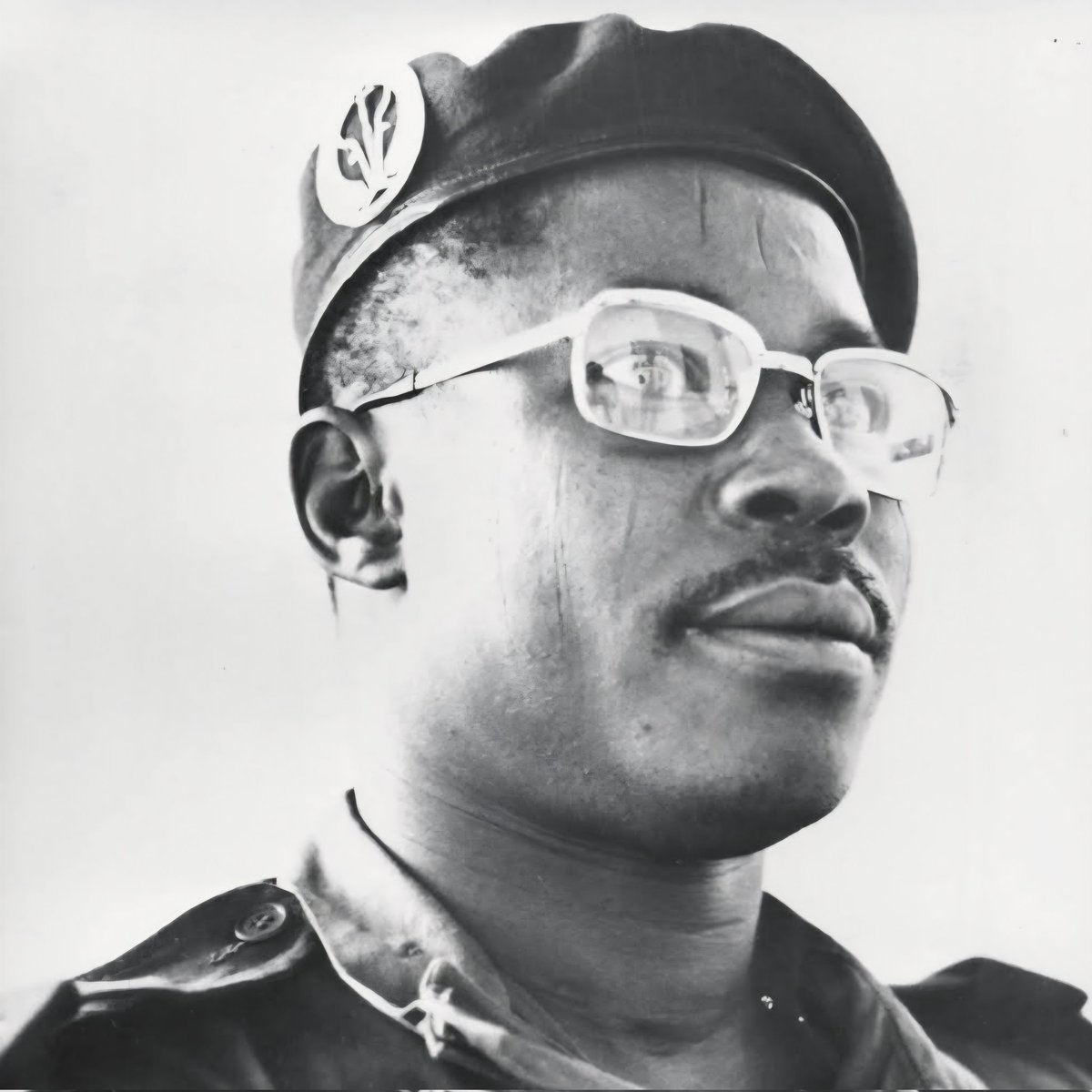hassanal_Prof's tweet photo. #Tchad 🇹🇩 #HonneurMilitaire #Histoire #Pouvoir #NegueDjogo #Tombalbaye #FélixMalloum #Habré #Deby #Kaka 
#TchadenRoman N°56 : Negué Djogo – L’Anomalie du Pouvoir ou l’homme qui a refusé le "Cadeau Empoisonné" !!!

​Bienvenue dans cet épisode spécial "Archives". Aujourd'hui, nous allons parler d'un spécimen politique si rare qu'il mériterait de figurer au patrimoine mondial de l'humanité. Dans un pays où l'on est prêt à vendre son âme, sa famille et son peuple pour un décret présidentiel, cet homme a fait l'impensable : il a repoussé la couronne.

​SCÈNE 1 : La Prison de Tombalbaye et le Miracle du 13 Avril
​Lieu : Une cellule humide à N’Djamena. 13 avril 1975. INT. JOUR.

​Imaginons le général Negué Djogo. Il est en prison depuis trois semaines. Le président François Tombalbaye, dans une de ses crises de paranoïa légendaire, a décidé de purger l'armée. Djogo attend son sort. Soudain, des détonations. Un coup d'État éclate. Tombalbaye tombe.

​Les putschistes, les mains encore fumantes de poudre, courent vers la prison. Ils ouvrent la cellule de Djogo, le dépoussièrent et lui disent : « Général, vous êtes libre ! Et mieux encore, voici les clés du Palais. Le Tchad est à vous, sur un plateau d'or. »

​Et là, le choc. #Djogo les regarde, ajuste son uniforme et répond calmement : « Non merci, je passe mon tour. » Dans l'Absurdistan, c'est l'équivalent de voir une hyène refuser un gigot. Les militaires, désemparés, doivent courir chercher #FélixMalloum pour prendre la place. #Djogo, lui, préfère le ministère des Finances. Il aimait les chiffres, pas les décrets de 7 ans comme aujourd'hui.

​SCÈNE 2 : Le Survivant des Tempêtes (#Malloum, #Habré, #Deby)

​La carrière de #Djogo est un film d'espionnage. Préfet du #BET en 1966 (époque où la France gérait encore le désert), il traverse les régimes comme un fantôme intouchable. En 1979, le gouvernement Malloum s'écroule ? #Djogo devient Vice-Président sous Lol Mohamed Choua. Habré arrive au pouvoir ? #Djogo s'oppose, crée le Front Démocratique du Tchad (#FDT) à Paris en 1985, puis finit par devenir ministre de la Justice.

​Il était le "Général de la Transition éternelle", l'homme qu'on appelait quand le bateau tanguait, mais qui refusait d'être le capitaine pour ne pas couler avec l'équipage !

​Djogo l’Honnête vs #Kaka l’Avide
​C’est ici que le contraste devient violent. Comparez la stature de #NeguéDjogo avec le spectacle actuel du Palais Toumaï.

​D'un côté, un Général formé à la dure, qui refuse la présidence parce qu'il sait que le pouvoir sans consensus est un crime. De l'autre, #MahamatKaka, qui a récupéré le trône dans les soupçon de #SuccèsMasra "On ne peut pas tuer son père pour faire mieux que son père", a fait un "dialogue" de salon, a organisé une élection de magie et s'est octroyé 7 ans de règne sans fin, renouvelables jusqu'à l'extinction du soleil.

​Djogo refusait la présidence offerte ; Kaka vole la présidence demandée. #Djogo servait l'État (même sous #Habré) ; Kaka se sert de l'État pour nourrir ses oncles et ses cousins. L'un est mort avec l'honneur, #YayaDillo, l'autre vit dans la peur de son propre peuple et de son ombre !

​Encore comme on dit à la Jungle :
« Le lion d'autrefois savait que manger la biche d'un coup lui donnerait mal au ventre, alors il la laissait aux autres. Le lion d'aujourd'hui veut manger la biche, la forêt, et même les racines, sans savoir qu'il est en train de s'étouffer tout seul. »

​Qui se souvient de la Dignité ?
​Negué Djogo est décédé en 1998, huit ans après l'arrivée d'Idriss #Déby. Il est parti avec un secret que la junte actuelle ne comprendra jamais : la grandeur ne réside pas dans la durée du mandat, mais dans la capacité à s'effacer.

​À la jeunesse tchadienne : étudiez l'histoire de #Djogo. Elle prouve qu'un autre Tchad est possible, un Tchad où l'officier est au service de la nation et non d'une dynastie régnante !!!

​HassaN Al-ProfessoR
​#Tchad 🇷🇴 #NegueDjogo #HistoireTchadienne #HonneurMilitaire
