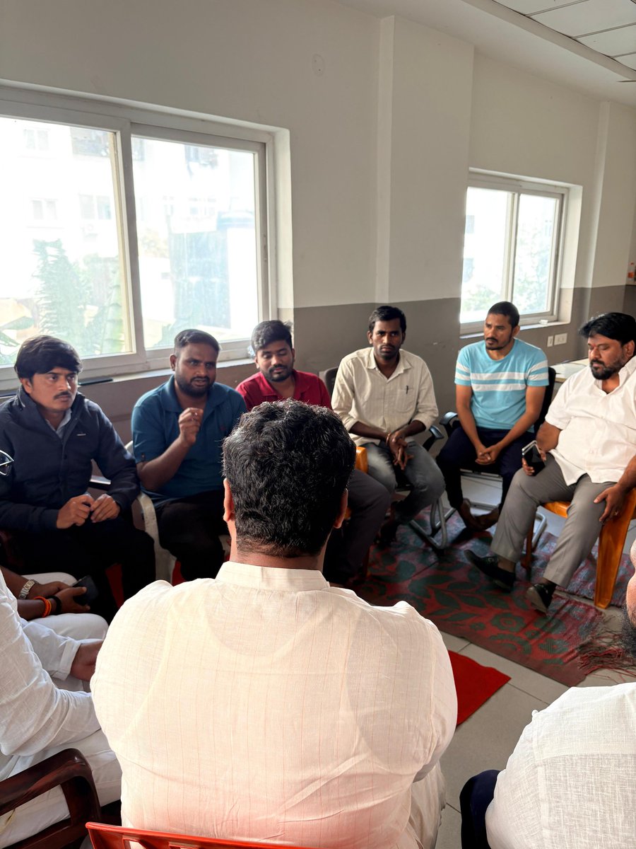 mahendersevalla's tweet photo. నిరుద్యోగ యువతను వంచించే ప్రయత్నం చేస్తున్న రేవంత్ రెడ్డి ప్రభుత్వం...
కాంగ్రెస్ ప్రభుత్వం ఇచ్చిన హామీలను నెరవేర్చాలని, ఉద్యమాలు నిర్వహిస్తున్న నిరుద్యోగులని, విద్యార్థులని అక్రమ అరెస్టులు చేసి అర్ధరాత్రి వరకు విడుదల చేయనీ కాంగ్రెస్ ప్రభుత్వం. https://t.co/1ErUzt0xAL