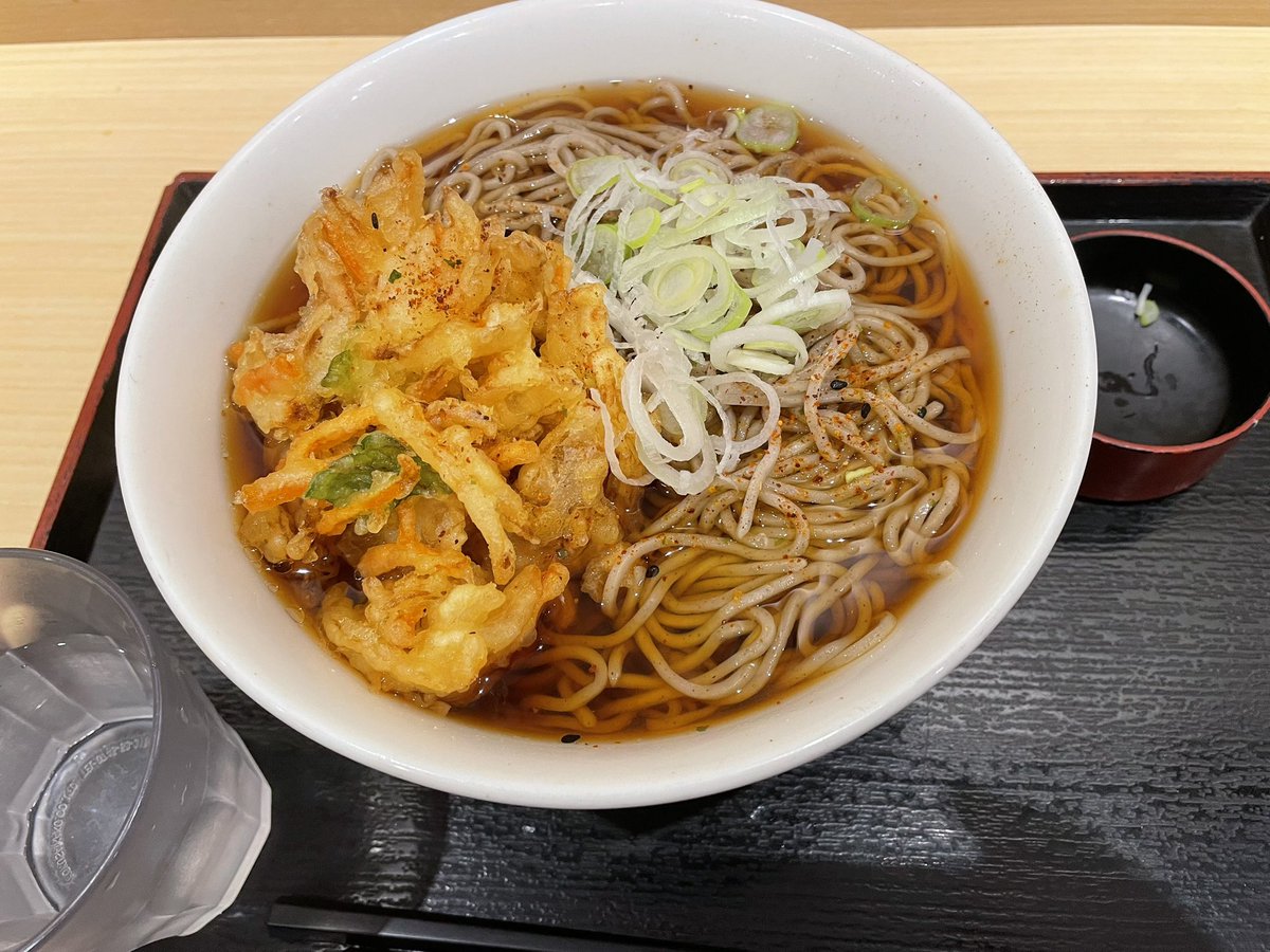 Tomo_Mrk3B01's tweet image. Due to huge fatigue from work and freezing cold weather outside, I couldn’t help to dash into this #soba chain restaurant just after getting off the return train😂
Hmm. This tasty look and rich Dashi soup aroma are completely grabbing my hungry stomach! Let’s eat!
#twinglish