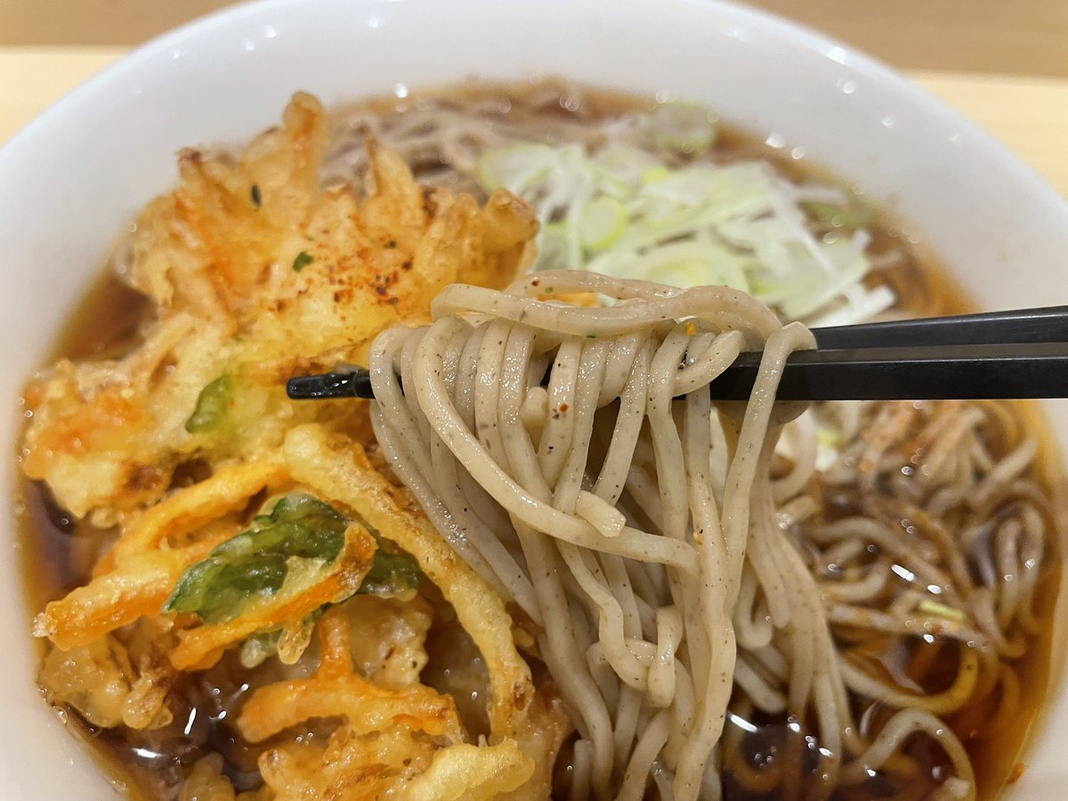 Tomo_Mrk3B01's tweet image. Due to huge fatigue from work and freezing cold weather outside, I couldn’t help to dash into this #soba chain restaurant just after getting off the return train😂
Hmm. This tasty look and rich Dashi soup aroma are completely grabbing my hungry stomach! Let’s eat!
#twinglish
