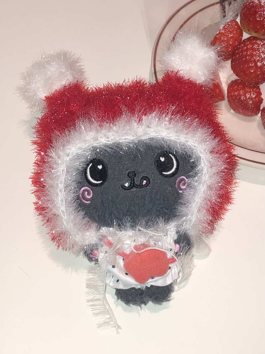 doo2riku's tweet image. 사랑과 감동이 개끼는 용산..
쿠리에게 두쫀쿠 대신 딸기모찌 선물해주는 트친 어떤데