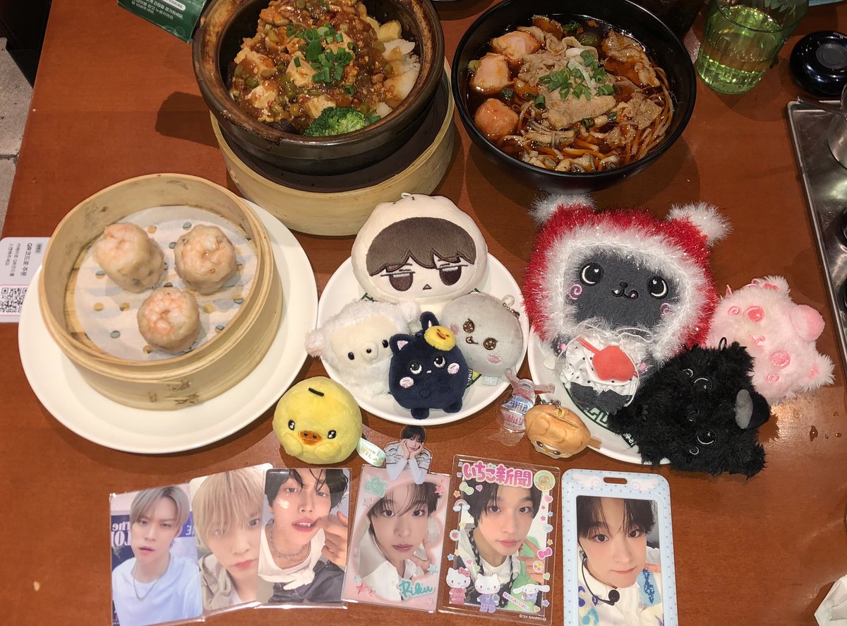 doo2riku's tweet image. 사랑과 감동이 개끼는 용산..
쿠리에게 두쫀쿠 대신 딸기모찌 선물해주는 트친 어떤데