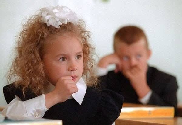 Lekcja trwa. Nauczycielka pyta:

 „Dzieci! Czy potraficie nazwać cud?” Dziewczynka wychowana w rodzinie chrześcijańskiej podnosi rękę.
Nauczycielka niechętnie pyta ją co to za cud: ...„To był cud, kiedy Bóg przeprowadził Izraelitów przez Morze Czerwone”.
Nauczycielka,