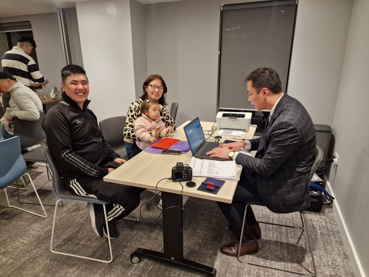 MongoliainUK's tweet photo. ШОТЛАНД ДАХЬ МОНГОЛ ИРГЭДТЭЙ УУЛЗАЖ, КОНСУЛЫН ҮЙЛЧИЛГЭЭ ҮЗҮҮЛЛЭЭ
🇲🇳 https://t.co/I9MeGp3WGZ https://t.co/YqnYlHDTQp
