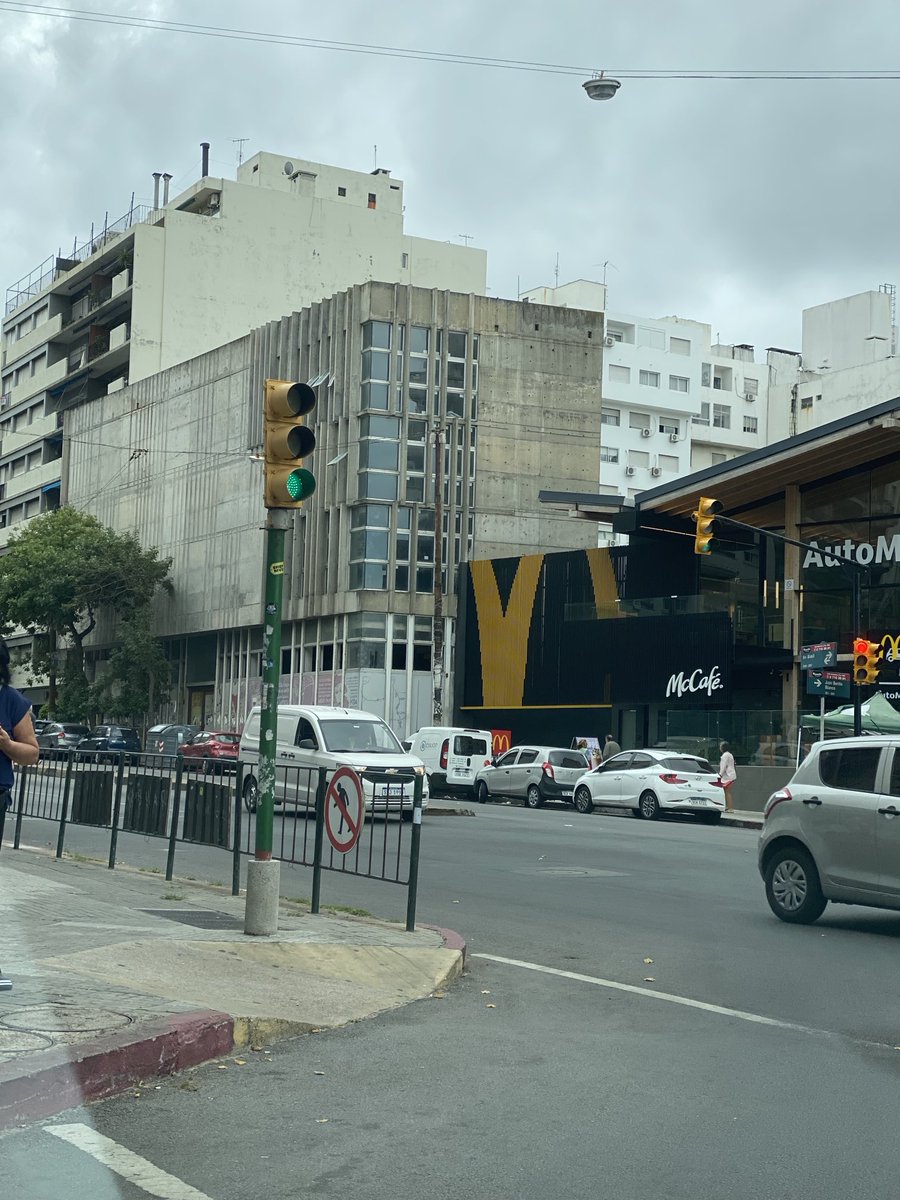 33AnaLuisa's tweet photo. Problema de estacionamiento.En Avda.Brasil y https://t.co/jmLiwqYpQp había un estacionamiento que cerró;ahora está Mc Donald’s. Hay esa edificación al lado sin terminar y ruinosa, que iba a ser un centro cultural. Modifíquenlo y HAGAN UN EDIFICIO DE ESTACIONAMIENTO 🙏 https://t.co/DVnlFp3Fjd