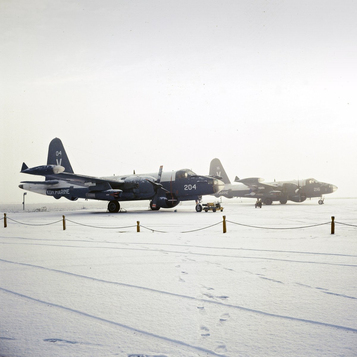 Valkenburg1939's tweet image. 🌬️ Gure dag? Kom naar het Bezoekerscentrum Vliegveld Valkenburg ✈️

🕐 Za 10 jan | 13–16 u
🪖 Expo Flugplatz Katwijk (WOII) t/m mei 2026
🎟️ Gratis toegang (vrijwillige bijdrage, QR)
📍 Slagboom dicht? Intercom → 2e straat links
📸 © Collectie NIMH