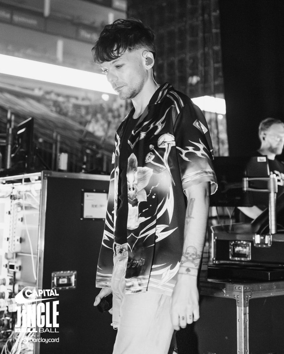 TLouiesPresent's tweet image. 📝| “Hago todo lo posible para vivir una vida normal, no siempre lo consigo. Tal vez debería dejar la música. Algún día espero triunfar, con o sin música. La edad y la experiencia han cambiado la perspectiva sobre el éxito y lo que quiero.”

— Louis Tomlinson sobre querer tener…