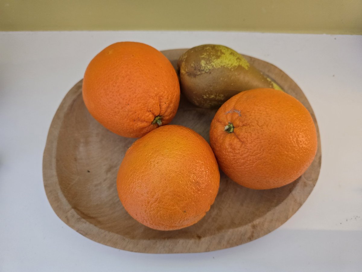 Et_smartere_liv's tweet photo. Appelsin er ganske godt ass.
De som følger rådene til bla Hallik Fuktighetskrem og Svihus og tror #frukt er usunt bør btw ta skolen på nytt.
Kunne ikke vært mer feil. Du blir heller ikke tjukk av frukt.
Frukt er #sunt, året rundt.
Kunnskap > guruer på nett som soler rasshølet sitt og sier du blir tjukk av banan 🤷♂️
#kosthold