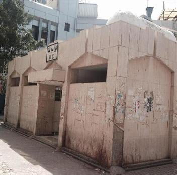 حطّوا تكرمون حمّامات عامة بكل مكان بالكويت.

أدري إن الموضوع قد يكون محرج للبعض، لكن مثل ما يقول المثل:

الكلمة اللي تستحي منها بدّها.

بين الدعية والدسمة، باتجاه شارع الخليج، شفت منظر والله إنه يحز بالخاطر ويضيّق الخلق.

رجل كبير في السن نازل من سيارته يقضي حاجته (تكرمون) جدام