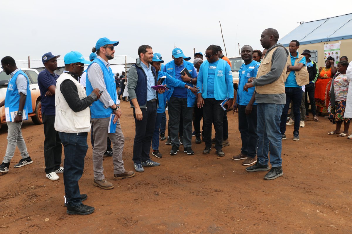 UNICEF_Burundi's tweet photo. Du 7 au 8 janvier, @LucasHonauer, DG de @eu_echo Great Lakes région était au #Burundi pour évaluer les besoins des réfugiés à #Busuma et #Cishemere, aux côtés de @UNHCR_Burundi, #PAM et @UNICEF. Échanges directs avec les réfugiés pour mieux orienter l’aide humanitaire. https://t.co/A4KC1QaQ8R