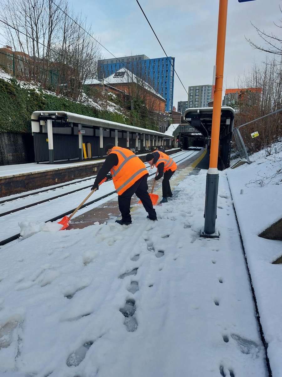 WestMidRailway's tweet photo. 📢#WMRStormGoretti

🚧 There is ongoing disruption due to the weather &amp; it will take time to clear, which is what our teams and @networkrail are working hard on.

🙏 We appreciate the disruption is inconvenient, but we thank you for your ongoing patience during the day. https://t.co/jMNy51U6RG