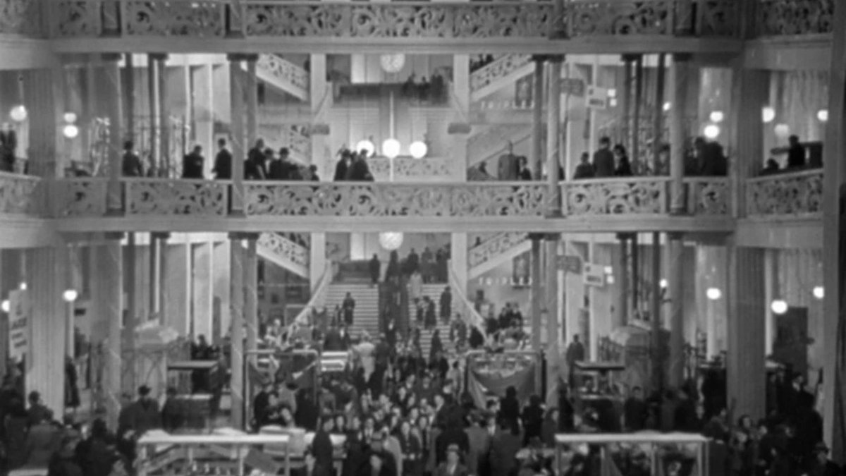 ｢百貨店騒動｣アマプラ鑑賞｡デパートの配達員(俳優時代のデ･シーカ)と販売員の恋や不正を働く同僚との闘いを明朗に描く戦前のイタリア喜劇｡ゲッベルスも出席したヴェネチア映画祭の上映では喝采を浴びたそうだが､国はその後戦争に飲み込まれ､主演俳優は貧しさを主題に｢自転車泥棒｣を撮るのだ｡