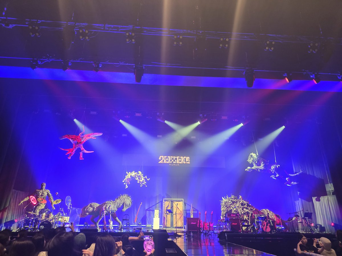 한국에서 돌아온 후 나는 여러 가지 이유로 X에 거의 참석하지 않는다: 첫째, 피로, 둘째, 스위스 술집 화재에 따른 쇼크, 셋째, 가족 행사.
나는 두 개의 Aurum 콘서트에 대한 나의 느낌을 생각하는 시간을 가졌다. 나는 약간 긴 글을 썼고, 여기에 부분들이 있다.

체 처음 실내 록 콘서트라서