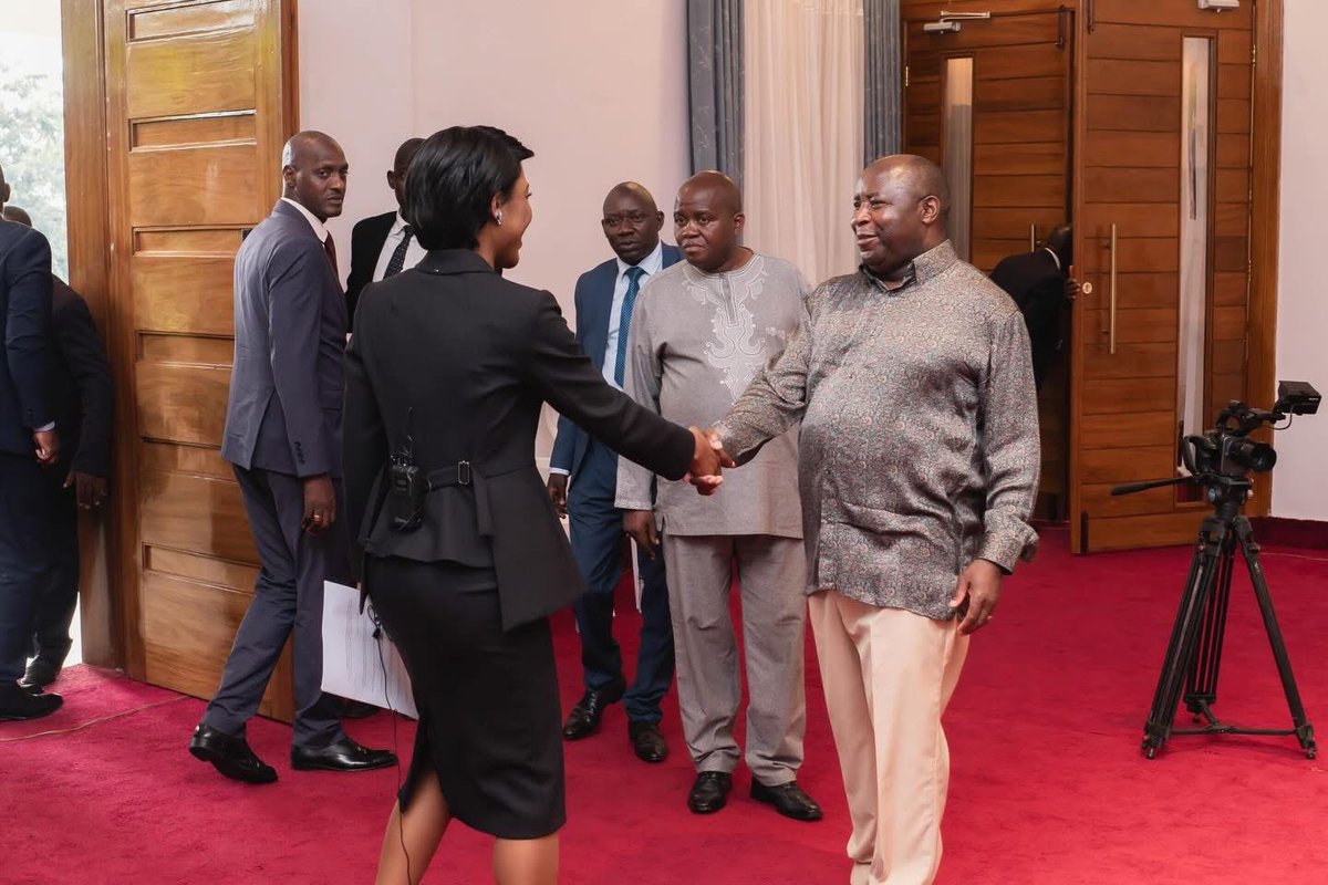 xtr_africa's tweet image. 📸WATCH : Journalist Hariana Veras meet President @GeneralNeva 🇧🇮🇧🇮