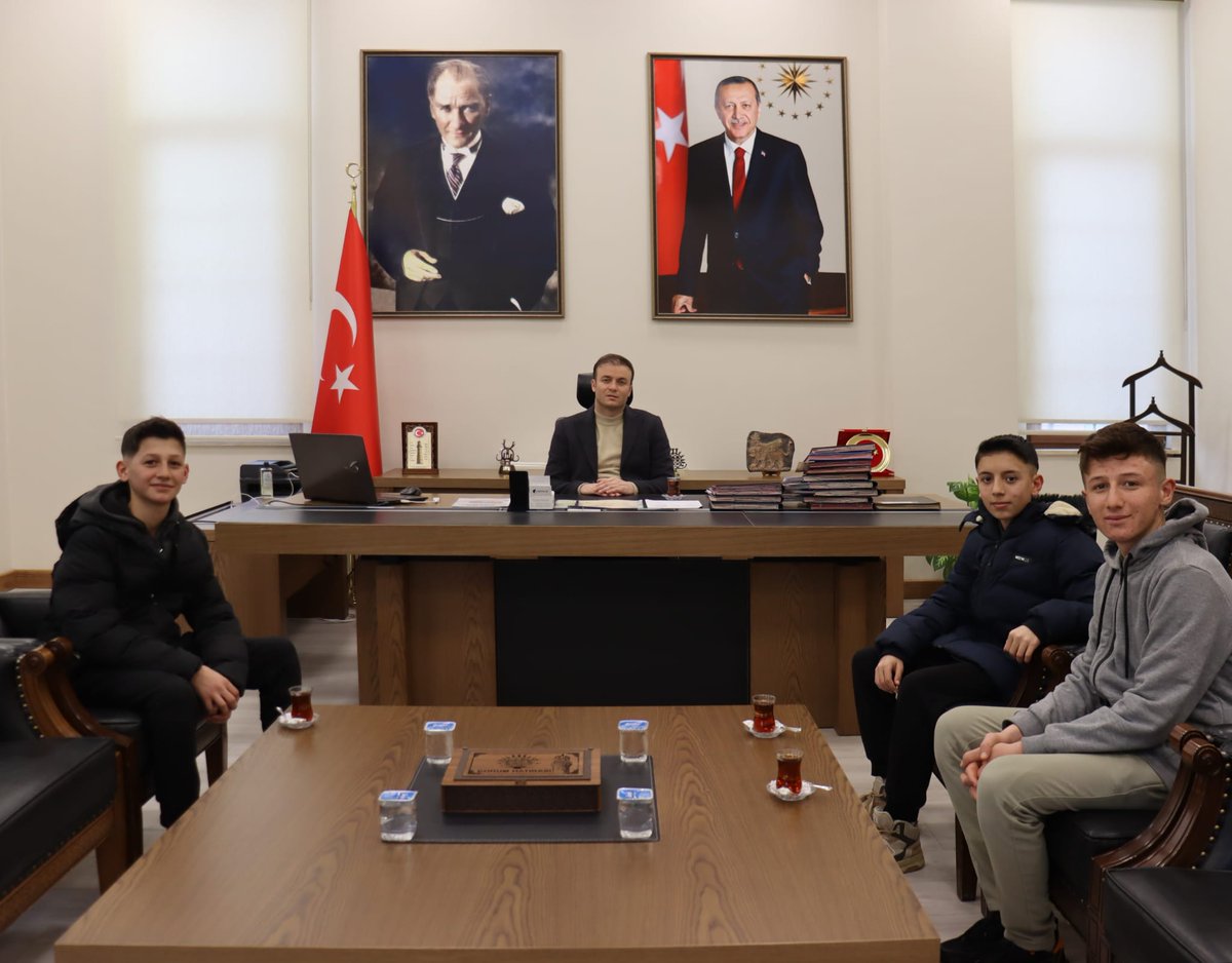 Güllük Köyü'nde ikamet eden Ceritler İlk/ Ortaokulu öğrencilerinden Caner GÜL,  Doğukan GÜL ve Yusuf Umut GÜL, Kaymakamımız Sn. Meriç DİNÇER'i makamında ziyaret etti.