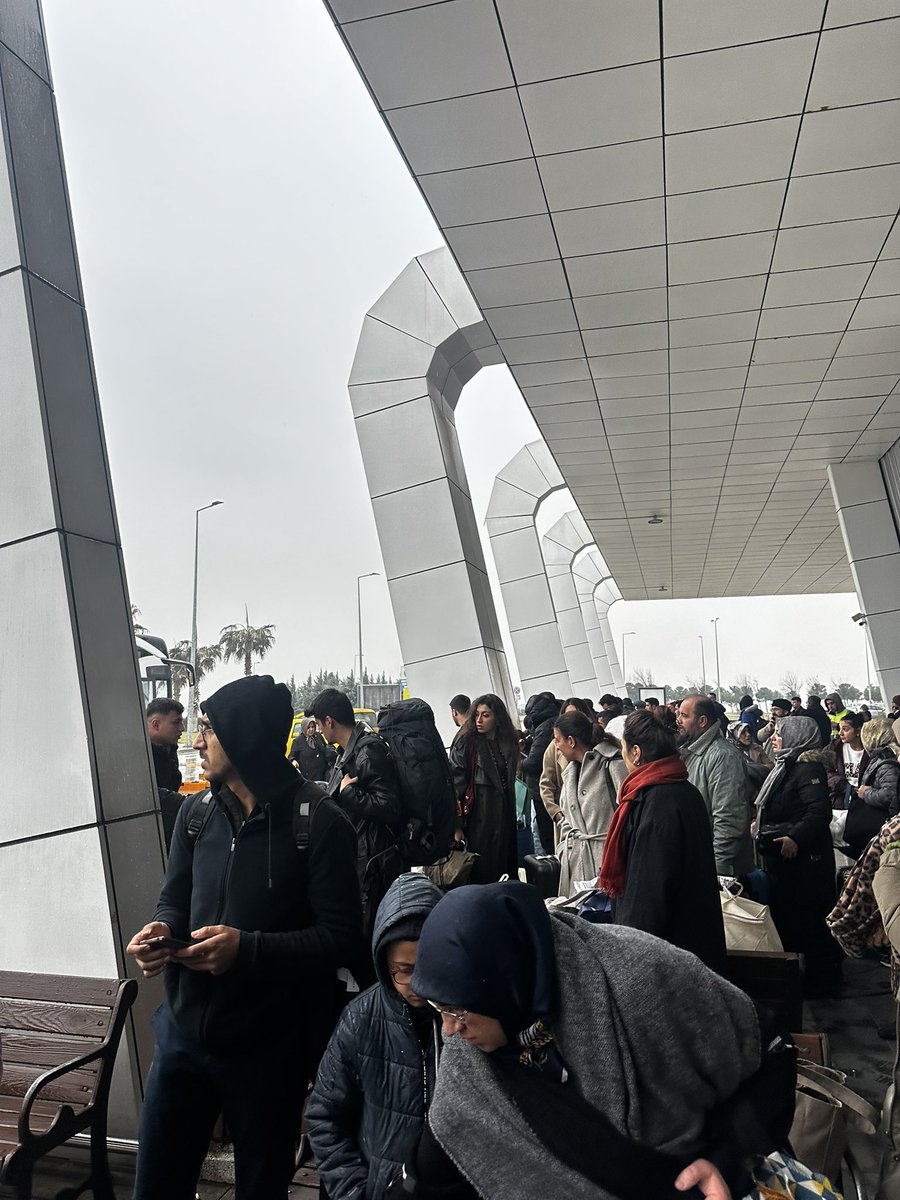 deryaovic's tweet photo. Hiçbir şekilde planlama yapılmadığı gibi tüm yolcular kendi valizlerini kendileri teslim almıştır https://t.co/dYWNpP61Lp