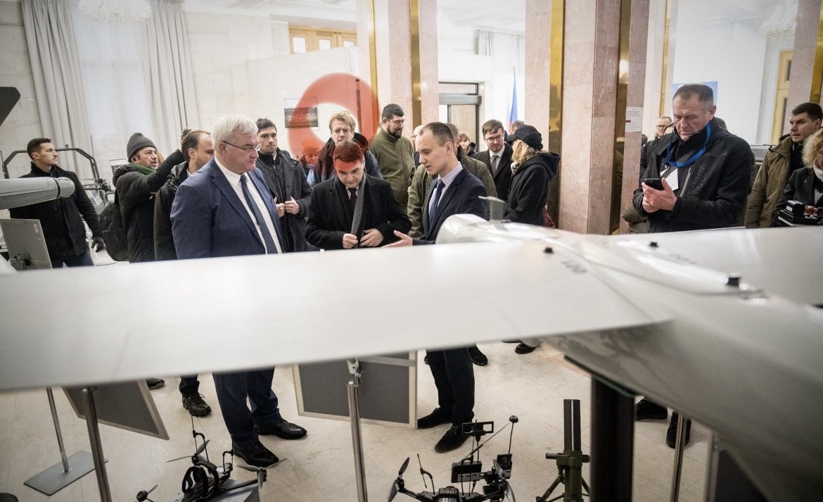 Spolu s novým ministrem zahraničí ČR přijel na Ukrajinu i známý dezinformátor.
A to je vážné a ostudné selhání, jak na straně ukrajinských bezpečnostních a diplomatických institucí, tak i ukrajinského velvyslanectví v Česku. 

Na fotografii je označen Daniel Kaiser, který podle