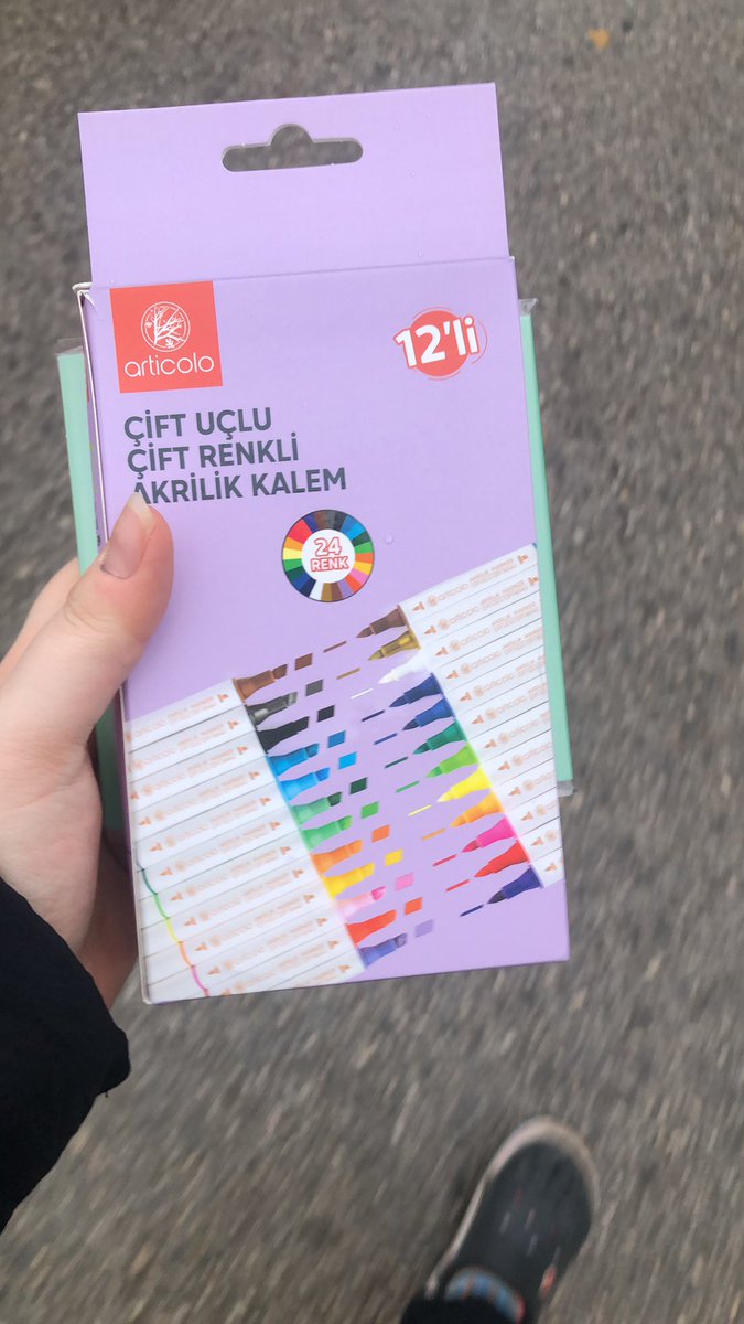 Çizim yeteneğim rezalettir ama sırf popüler kültürün kölesi olduğum için aldım en kötü mandala falan boyarım nedir yani