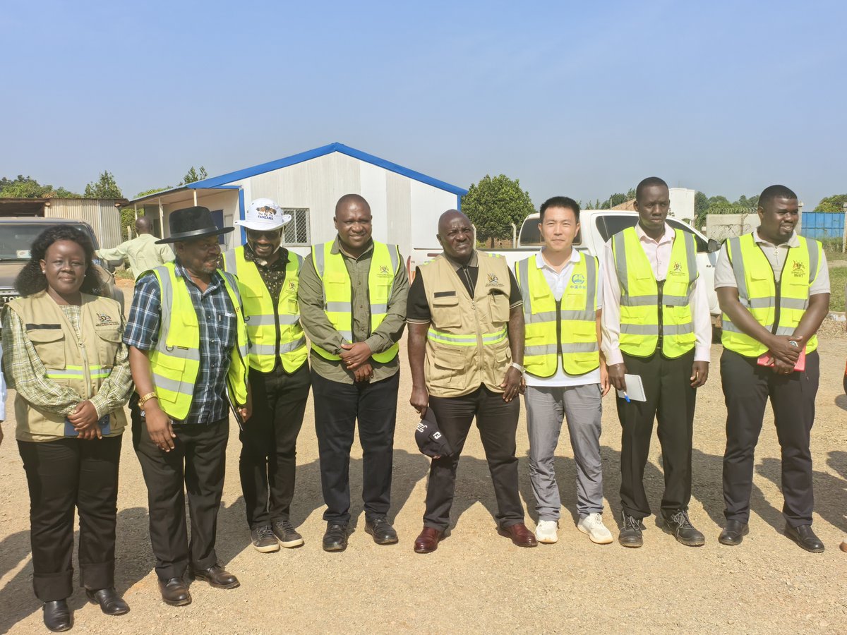 CRSGUganda's tweet photo. On Jan 3-4, 2026, Minister of Works &amp; Transport, Gen. Katumba Wamala, inspected CRSG's several projects including the 62.5km road,  Critical oil roads, and Kabale International airport Access Road. The contractor thanked the government for its support. @MoWT_Uganda  @CRECofficial https://t.co/7XCFzx61cb