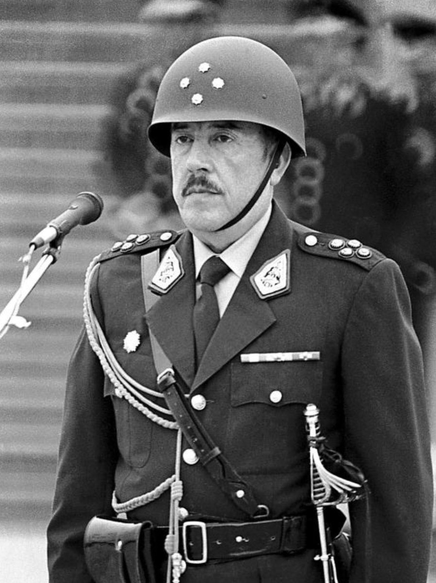 Hoy 9 de enero, recordamos al General Enrique López Albujar. Quien fue Comandante General del Ejército y Ministro de Defensa. 
Estando ya en situación de retiro, fue cruel y cobardemente asesinado un día como hoy, por los terroristas del MRTA.
Yo lo recuerdo nítidamente a él,