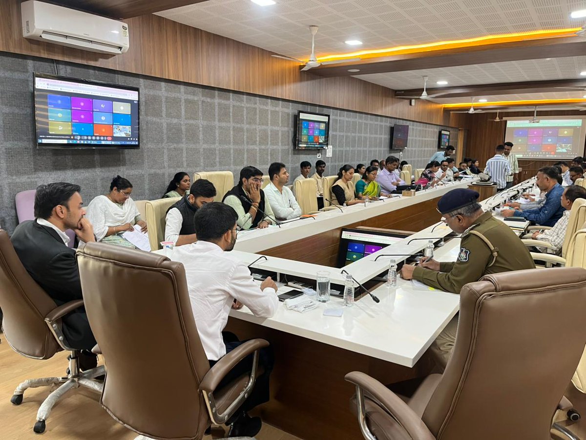 આજ રોજ જિલ્લાના કલેક્ટર કચેરીના સભાખંડ ખાતે "મલ્ટી ડાયમેન્શનલ પોવર્ટી ઇન્ડેક્સ" અંગે સમીક્ષા બેઠક યોજી સંબંધિત અધિકારીઓ તથા કર્મચારીઓને ગુણાત્મક સુધારા કરવા જરૂરી માર્ગદર્શન આપ્યુ.
<a href="/CMOGuj/">CMO Gujarat</a> 
<a href="/revenuegujarat/">Revenue Dep. Gujarat</a> 
<a href="/InfoGujarat/">Gujarat Information</a> 
<a href="/infotapigog24/">Info Tapi GoG</a>