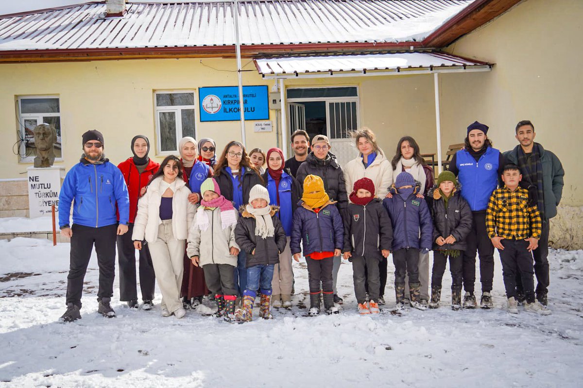 Ören Genç 🧣🧤

Bu kış Ören Genç projemizle Korkuteli Kırkpınar İlkokulu’ndaki çocuklarımızı giydirdik. ❄️

Emek verip atkı-bereleri ören gönüllü gençlerimize ve destek olan tüm bağışçılarımıza gönülden teşekkür ederiz. 💙

#örengenç
#gönüllülükkulübü
#atkıbere