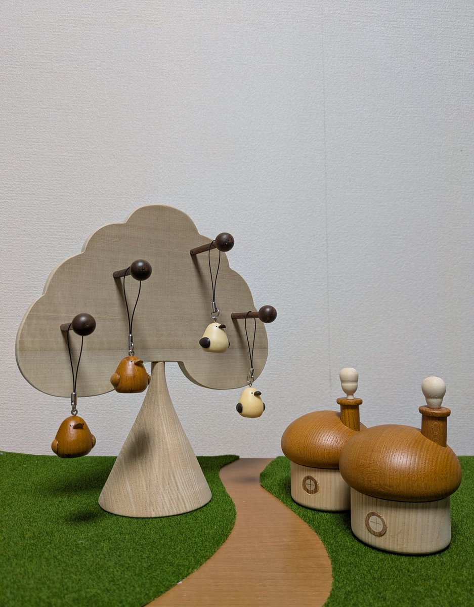 固定ポストの写真を更新したので改めてポストしました。
何か物足りないな〜と思ってたので、撮り直しました😅
木に留まる小鳥達、それから芝生シートを敷いてみました。左が旧、右が新ですのでよろしくお願いします👍