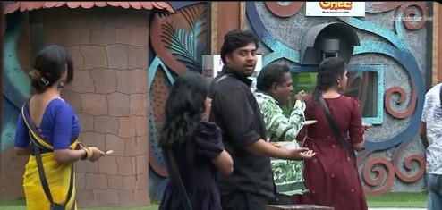 AlliyusC's tweet photo. @AdityaBadrinath he was in shock... look.
Kuttypeedai's usual Agenda #poiyana

#BiggBossTamil9 
#GanaVinoth𓃵 
#VikkalsVikram https://t.co/tgfetnh2Rj
