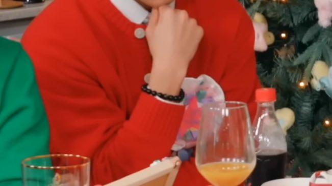 nekoz_4's tweet image. 아니 유우시 팔찌 질투사건 이후로 둘이 같은 목걸이,팔찌 생겨나는거 왤케 웃김