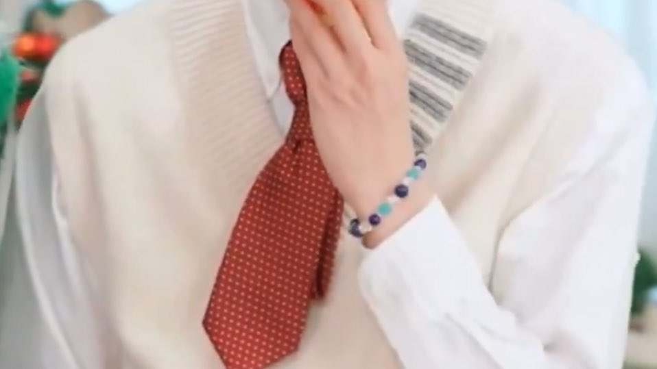 nekoz_4's tweet image. 아니 유우시 팔찌 질투사건 이후로 둘이 같은 목걸이,팔찌 생겨나는거 왤케 웃김