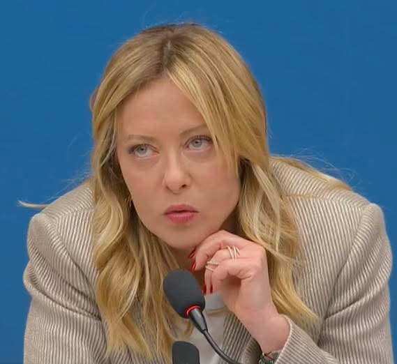 Flexgrimmy_'s tweet image. DISCIAMO!!! 
Era da 365 giorni esatti che Gioggia fuggiva da una conferenza stampa vera.

Oggi abbiamo finalmente capito perché.

Quello a cui abbiamo assistito non è stato un confronto con la stampa, ma una messa in scena accuratamente imbalsamata: 40 domande sterilizzate, temi…