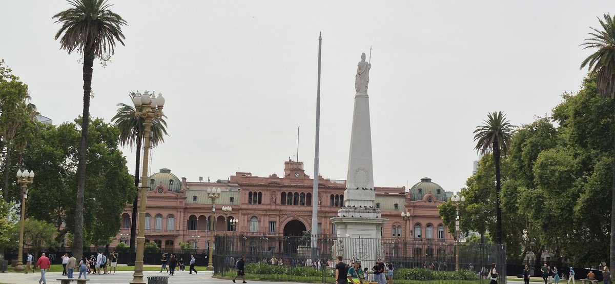 FabianWaldman's tweet image. Parece un chiste pero no lo es.
Una semana sin poder reparar ninguno de los dos mástiles. 
Ni el de Plaza de Mayo, ni el de Casa Rosada.