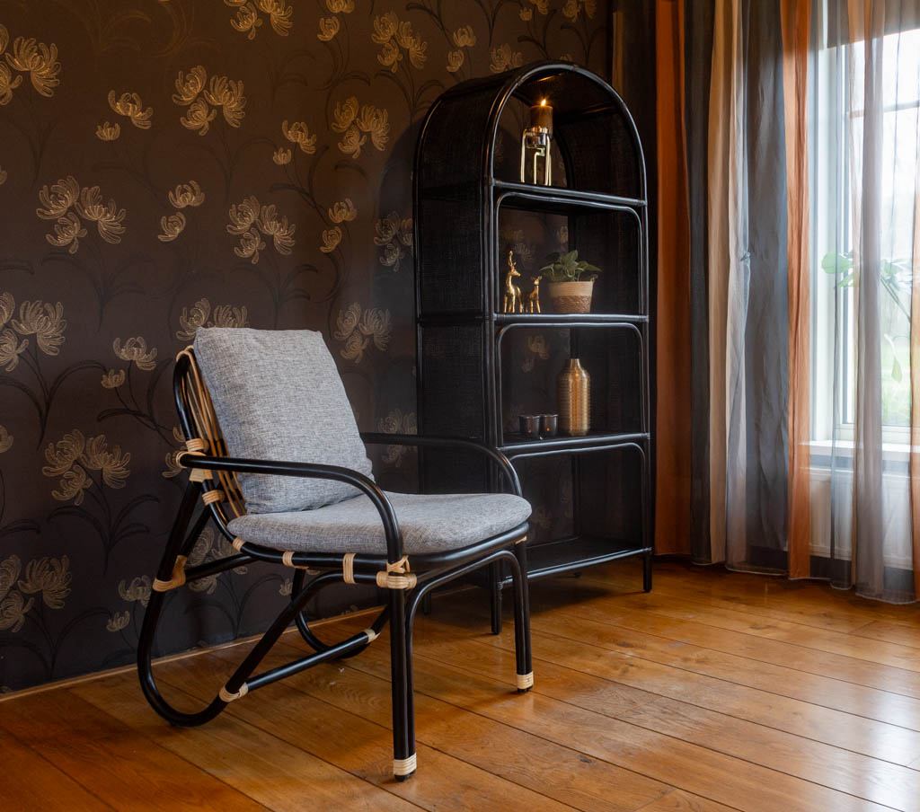 Super sfeervolle zwarte rotan stoel met de rotan boogkast maken uw woonkamer gezellig. Wilt u meer rotan meubelen zien? rietenrotanwinkel.nl