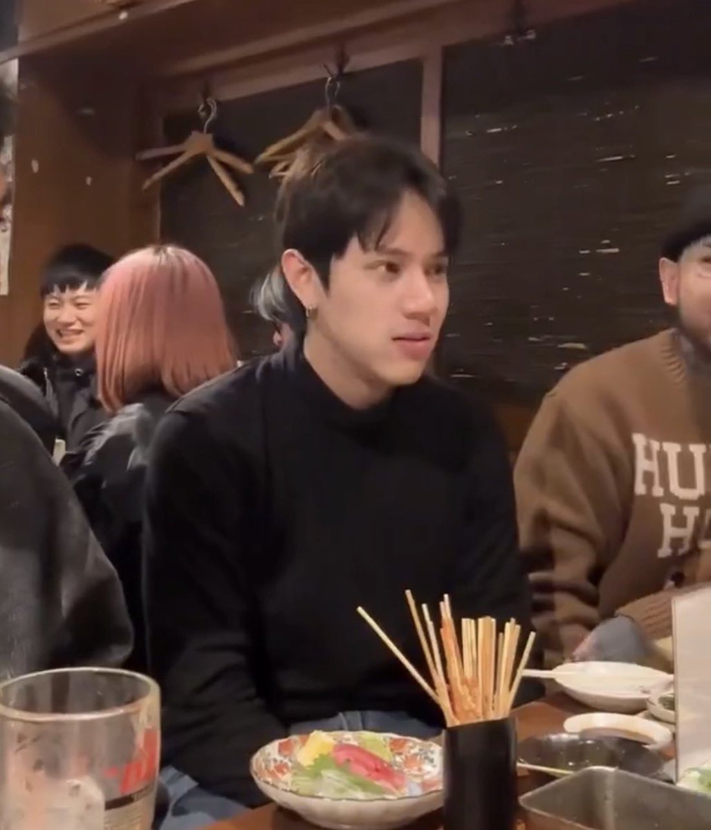 ตาแป๋วมาก แต่เสื้อตัวนี้ใส่แล้วฮีดูหล่อจังว้ะ เสื้อดำ แขนยาว มีคอเสื้อขึ้นไปนิดนึง ขนาดพอดีตัว ไม่รู้เขาเรียกเสื้อรัย ผมไม่ต้องเซ็ตยังดูดีเลยอ่ะ

#mynameisnanon