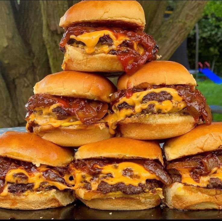 Amazingeye6's tweet image. How many burgers you can eat?