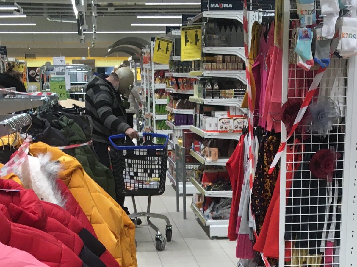 Šī diena vēsturē. 09.01.2020.  C19 laiks - cilvēks gāzmaskā iepērkas Valmieras Maximā. 
Cienu asprātīgus cilvēkus.😎