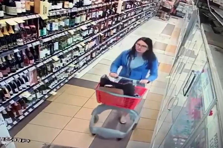 revistaforum's tweet image. Advogada é presa pela sexta vez por roubar garrafas de champanhe e uísque importados: Bruna Xavier Kfuri, de 31 anos, é bastante conhecida pelas delegacias da Zona Sul do Rio de Janeiro por seu “bom gosto” para bebidas dlvr.it/TQFZSH #revistafórum