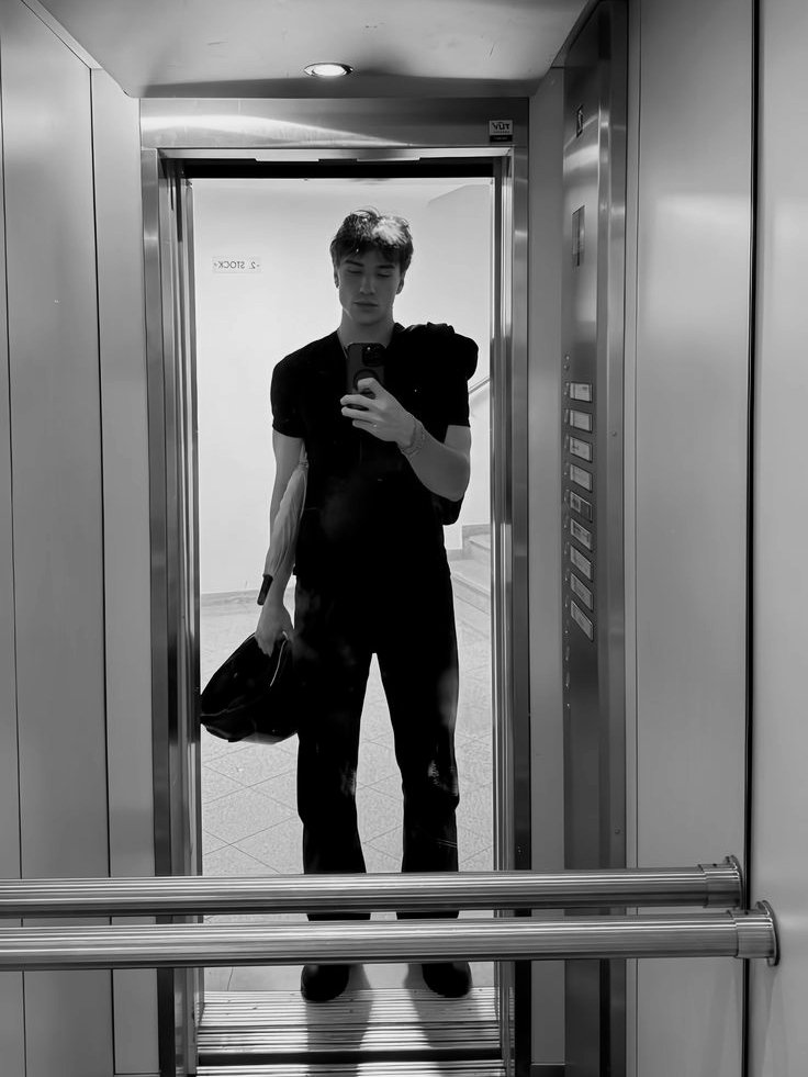 etventide's tweet image. Supposed to go home, ended up at a homie's place.