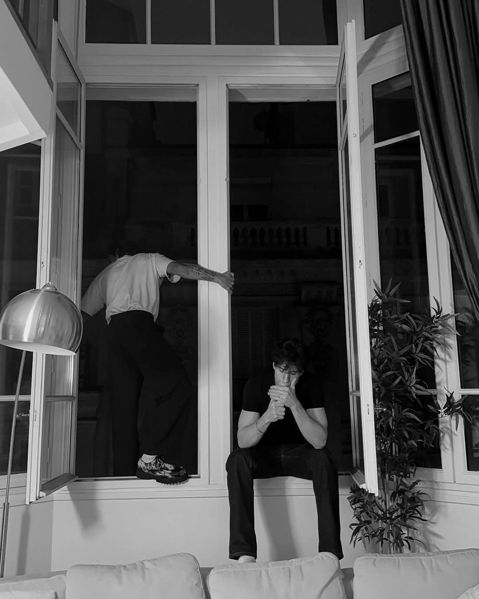 etventide's tweet image. Supposed to go home, ended up at a homie's place.