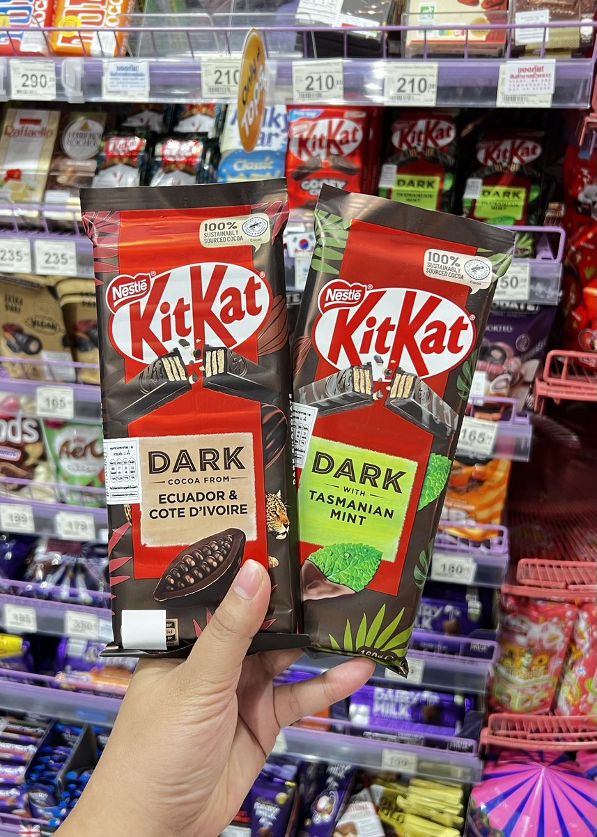 TOPS สานฝันคนเลิฟขนมแบบหนุมาก ขนขนมฮิตๆ หายากๆ จากตปท.มาเสิร์ฟเพียบ คิทแคทตัวมิ้นช็อคกินคู่กับตัวดาร์คคือเข้ากันสุด เลิฟมาก ไม่ต้องฝากหิ้วแล้ว ละเห็นมีหลายรสดั้ว