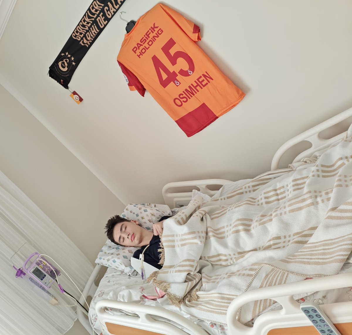 Murat Duha bugün eve çıktı ama ne yazık ki durumunda bir değişiklik yok... Odasını en sevdiği renklerle, Victor Osimhen formasıyla süsledik; onun o neşeli günlerine dönmesi için dua ediyoruz. Sesimizi duyan, dualarını esirgemeyen herkesten destek bekliyoruz. 🙏💛❤️