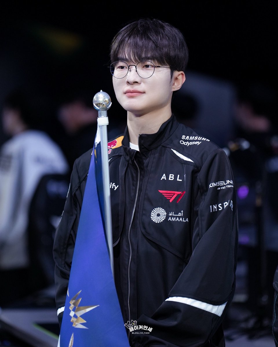 LONGLIVE_FAKER's tweet photo. 260109 라인ck

팀미드 주장님👍🏻

#Faker #페이커 https://t.co/xZbwLbgvXs