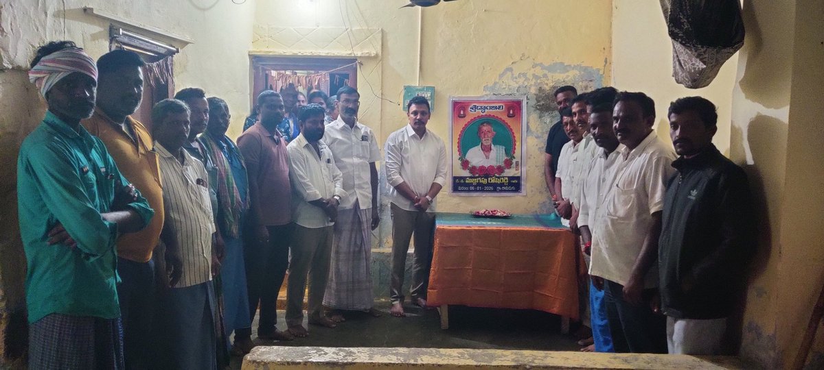 BagathNomula's tweet photo. అనుముల మండలం రామడుగు గ్రామ సర్పంచ్ మజ్జిగపు నర్సిరెడ్డి తండ్రి రోషి రెడ్డి గారు ఇటీవల అనారోగ్యం కారణంగా మరణించడం వలన వారి నివాసానికి వెళ్లి చిత్ర పటానికి పూలమాల వేసి, నివాళులర్పించి కుటుంబ సభ్యులను పరామర్శించడం జరిగింది. https://t.co/PrrMnuDnTP