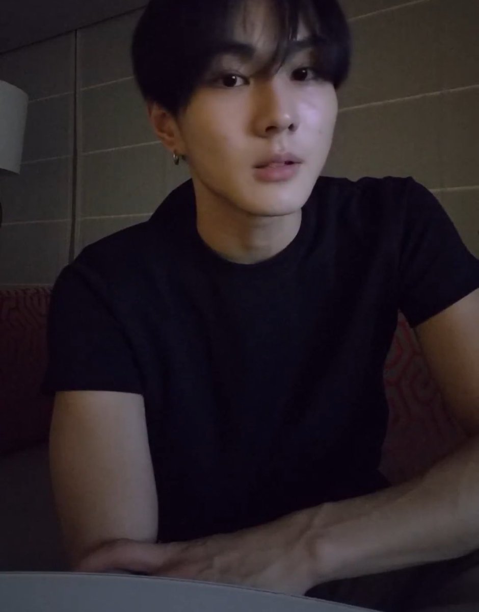 tteominee's tweet image. 팔에핏줄봐라 
남자다이거지 
손도작은편아니시고 
근육도잇으시고 
팔도길고
어깨도넓고 
좆된다이거지