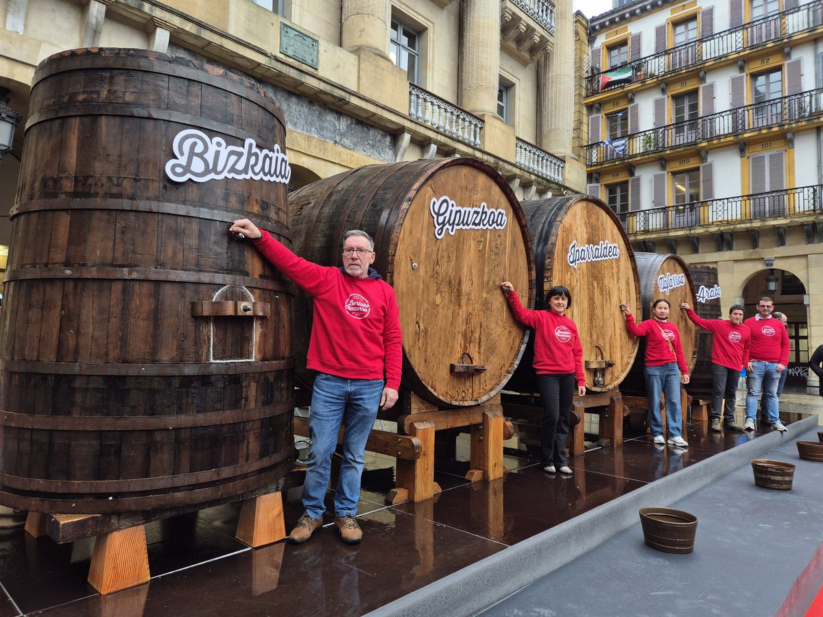 AzaharaDomingue's tweet photo. Hemos presentado la temporada del txotx, una de las principales citas culturales y gastronómicas de #Gipuzkoa. Gracias a Sagardoa Route por poner en valor todo el esfuerzo que hay tras cada litro de sidra.

#ZUREtzatGIPUZKOA https://t.co/ckyApRaCnH