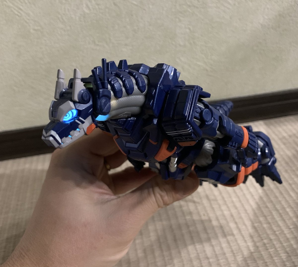 DXアースガロンがお手頃になっていたから買ってみた
これなかなかいいなぁ関節がちょい柔めなとこあるがボイトイだから仕方ないか
しかしサウンドと発光がすごい特に発光の見栄えはかなりいい
目が光るだけで起動してる感が出るの神がってるわ