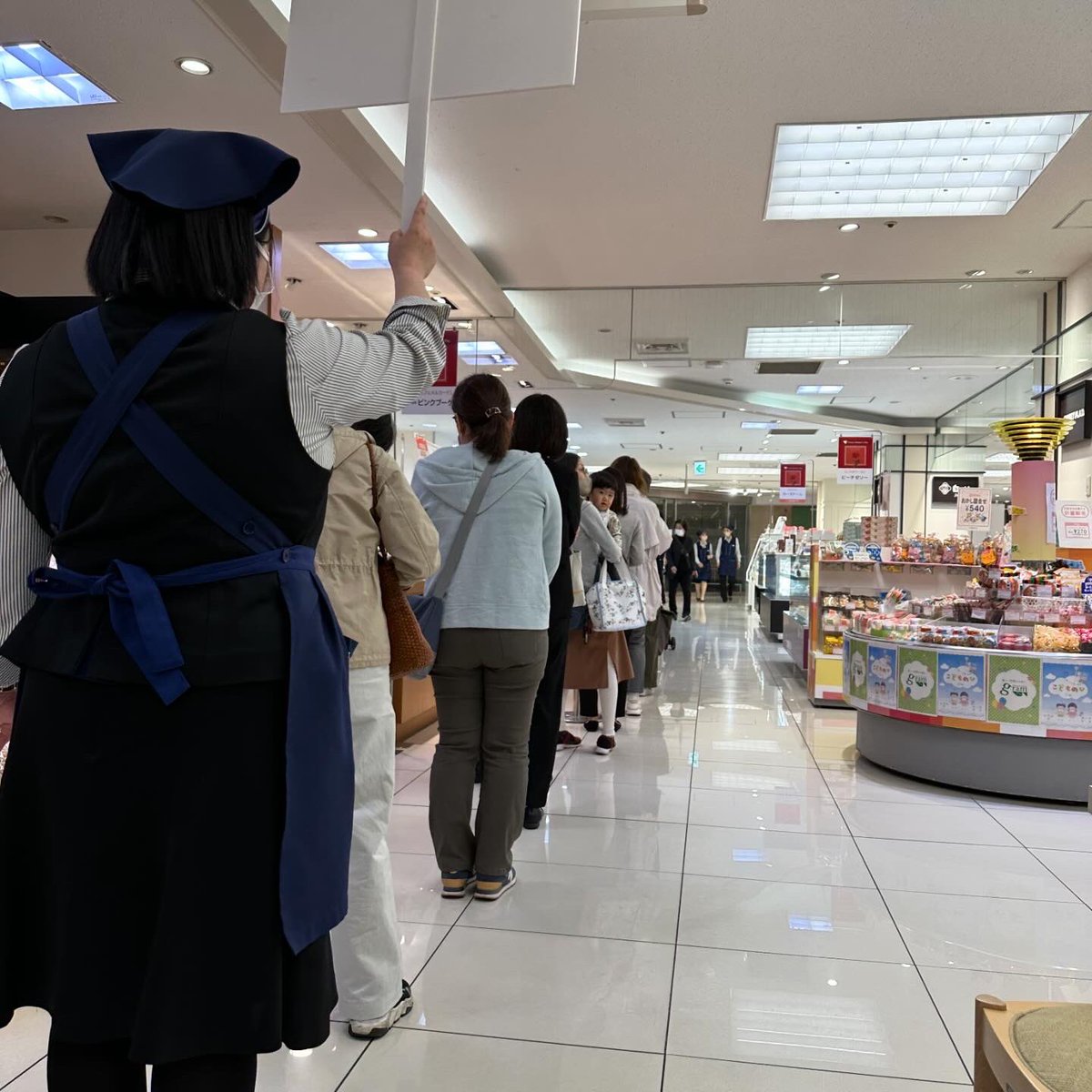 前回も長蛇の列で大好評でした高知大丸五階にて明日から1/19まで販売開始❣️
他のバスクチーズケーキとは一味も二味も違うむすびの究極のバスクチーズケーキを是非お召し上がり下さい😋
皆様のご来店を心よりお待ちしております🙇‍♂️😍