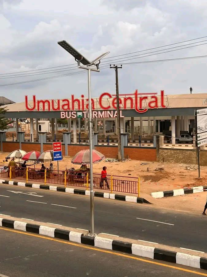 Mr_Amogu's tweet image. This Umuahia Central Bus Terminal was built by Sen. Orji Uzor Kalu. Gov. Alex Otti is just repainting it.

😂😂😂😂😂