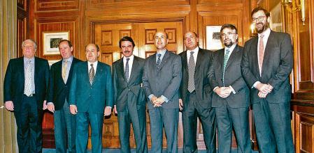 Aquí Aznar compartiendo con todos los presidentes de las Comunidades Autónomas su  pacto de financiación autonómica con Pujol por el bien de España y mucho España. 

lavanguardia.com/politica/20210…