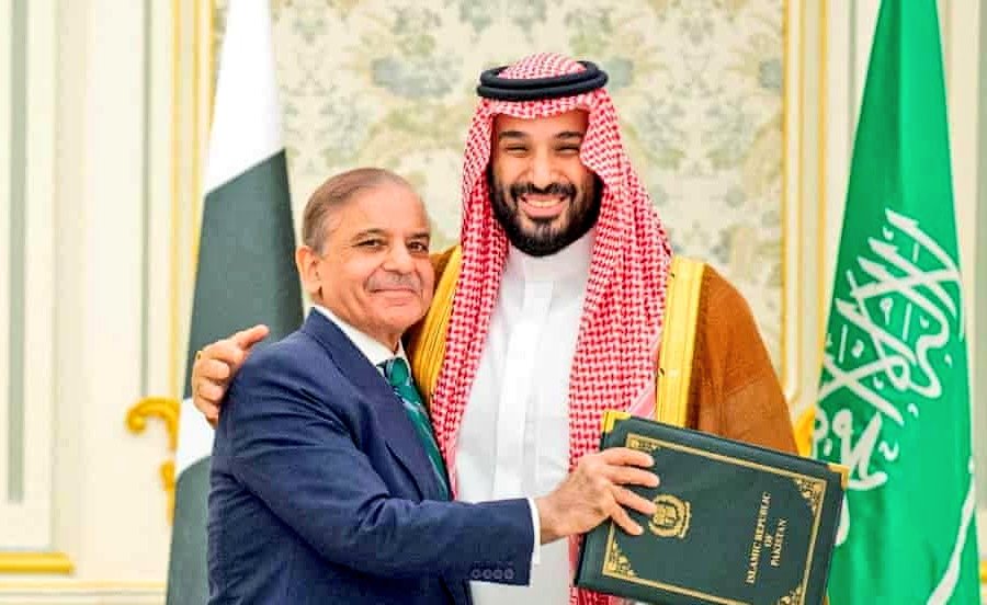 Currentreport1's tweet image. BREAKING:

Turkey is seeking to join the defense alliance between Saudi Arabia and nuclear-armed Pakistan, under which an attack on one member would be treated as an attack on all – Bloomberg